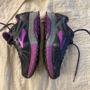 BROOKS ARIEL RUNNING SHOES. Size 7 wide